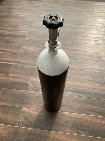 Oxygen cylinder in best condition 7.5 best size for self transport