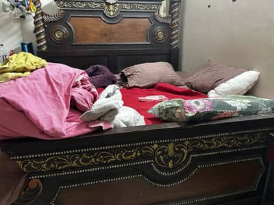 خالص لکڑی کا بیڈ بمعہ سائڈ ٹیبل