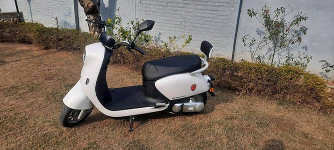 Yadea Metro M6, electric scooty