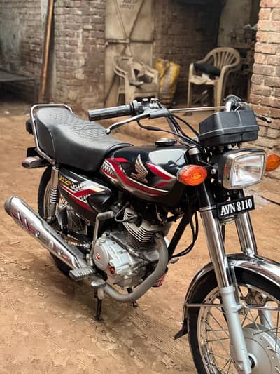 Honda 125 black