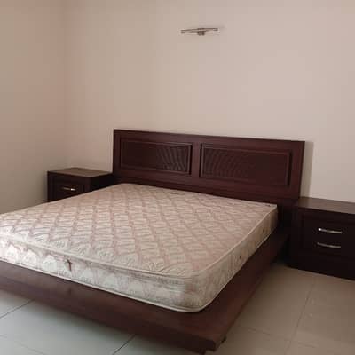 1 bed furnished tvl kitchens sharing in dha phase 1 ideal location near avenue mall lahore