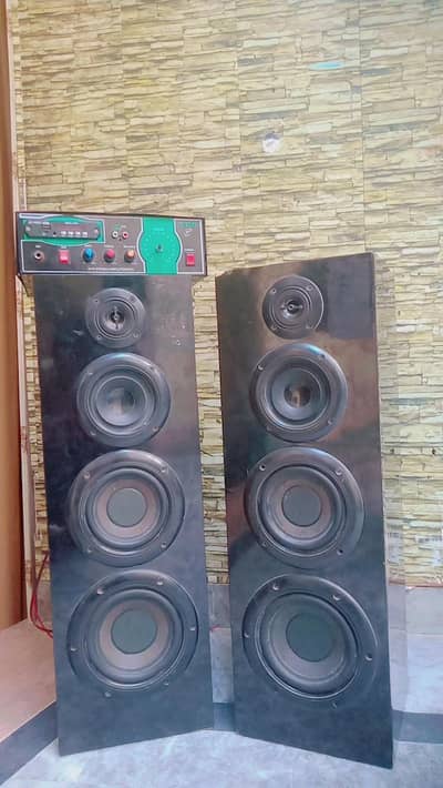 Speaker with amplifier