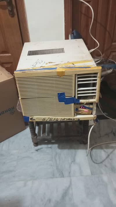I m selling my window AC by0.75 ton in working conditions