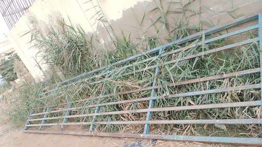 20 20 ft ki 2 grill hai 4.5 ft chouri hai best louha laga hua hai