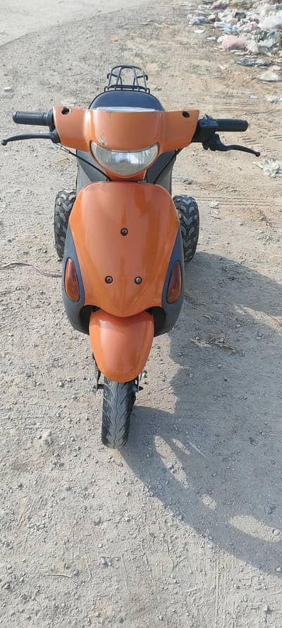 3 wheels petrol engine scooty