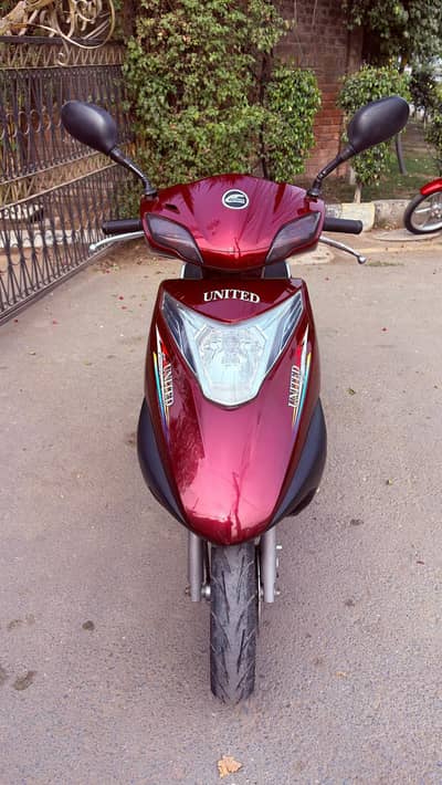United Scooty 100 CC petrol totall new scooty 5500 km driven only