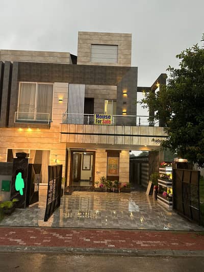 10 Marla Beautiful Modern House In Bahria Town