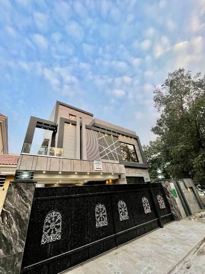 10 Marla Beautiful Modern House In Bahria Town