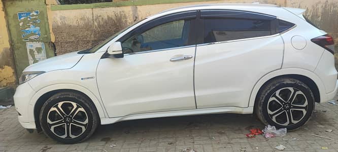 Honda Vezel 2016 - Excellent Condition, Smooth Drive.
