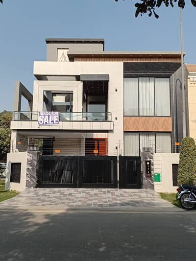 10 Marla Beautiful Modern House In Bahria Town