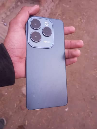 mobile ka box nhi ha charger ha Sath 33wt ka 108 mp camera ha back