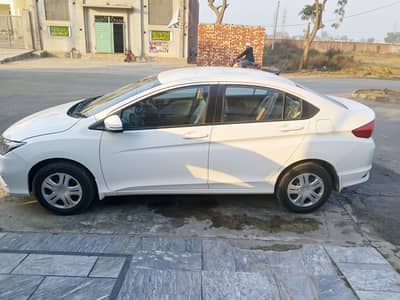 Honda city 15k drivern  brand new car neat and clean car total genuine