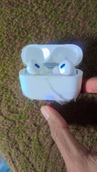 Air buds in new condition just 1 week used in original label