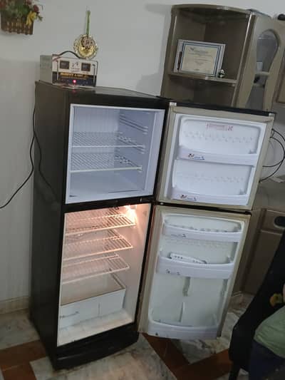 PEL Medium size refrigerator in good running condition is available