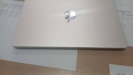 MacBook Air M3 13inch 2024