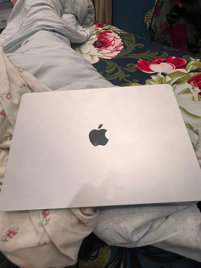 MacBook Air M3 2024 15 inch iCloud lock