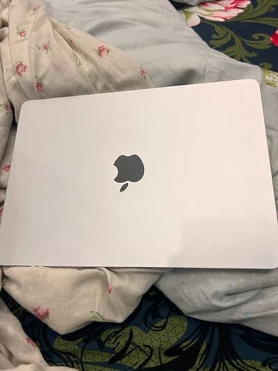 MacBook Air M4 2025 13 inch iCloud lock