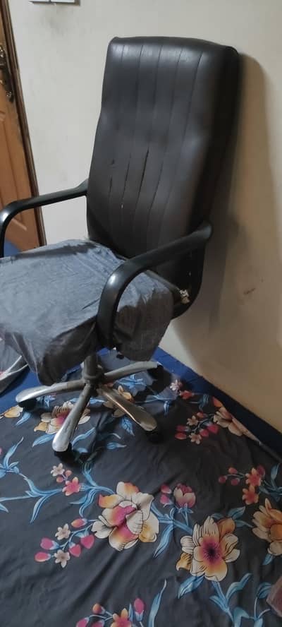 computer chair and table