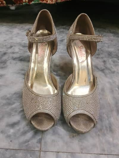 beautiful full of stone ladies fancy heel in perfect condition
