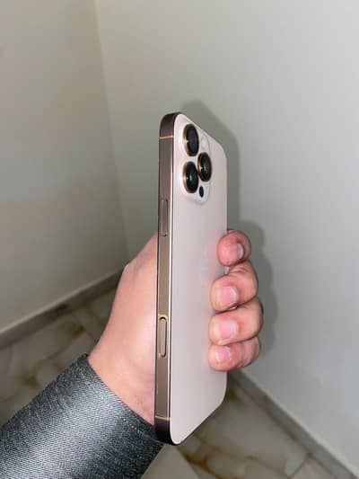I phone 16 pro natural titanium