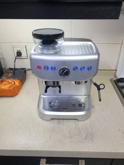 Smith and Nobel coffee machine, grinder.