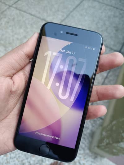 challanging offer iPhone SE 2020 Non PTA JV 64GB With Charger & Led