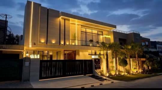 Luxury: 1 Kanal Designer Masterpiece in Valencia Town!  Experience the pinnacle of sophisticated living in one of Lahore's most sought-after communities. This brand-new, architecturally stunning villa offers everything a modern family desires.  Prime Location: Situated on a wide 40-