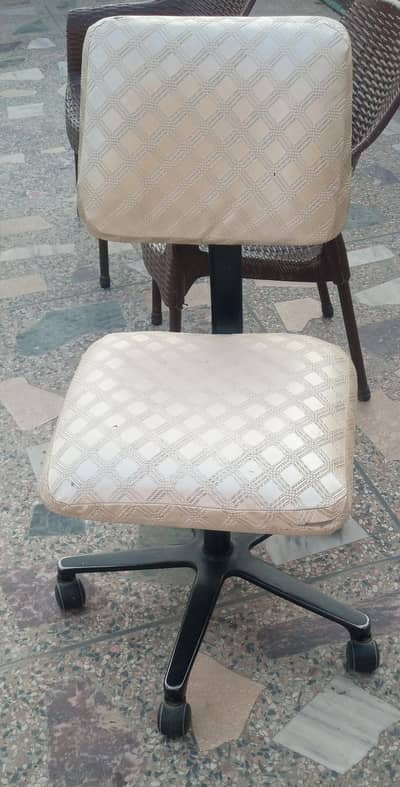 Good Condition White Cushioned Office Rolling Chair with Wheels