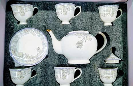 BEAUTIFUL 7-PIECE PORCELAIN TEA SET