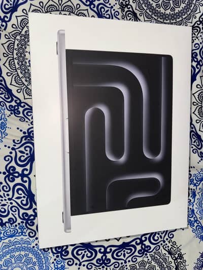 MacBook Pro  M5  Pin Pack