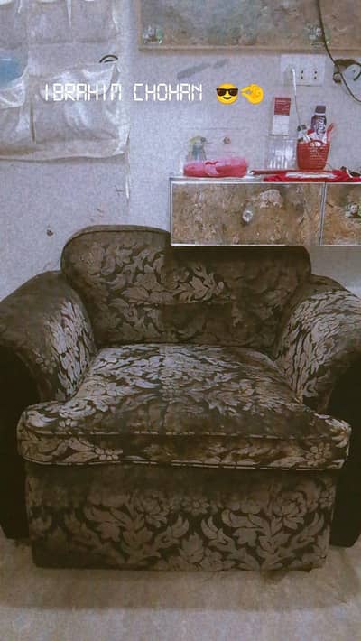 sofa set available for sale with good condition