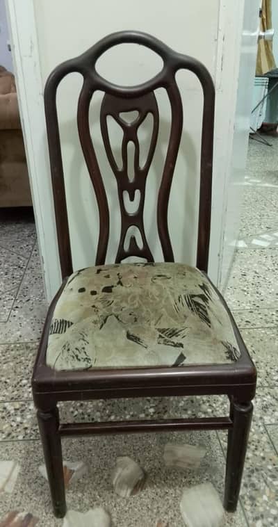 shesham wood ki 8 chairs Hain achi condition Mai or 2 seater sofa hai