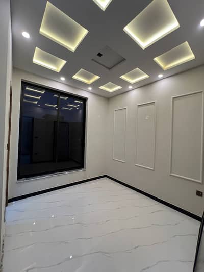 8 MARLA UPPER PORTION AVAILABLE FOR RENT