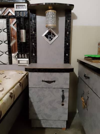 Bed & side Table and Singer mez New Condition