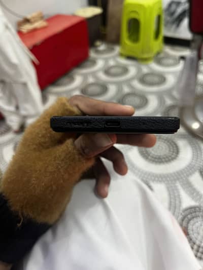 10/9 lush condition Black 6/128 with complete box