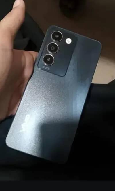 vivo y100 8.256 with box and original charger one year used