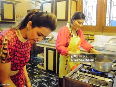 BBQ restaurant k liye female helper chahye