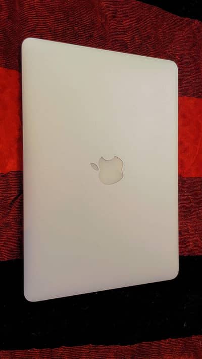 macbook pro 2015 ( i7 16gb ram 256 gb storage )