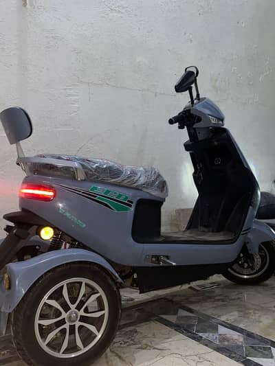 electric Scooty 3 Wheeler