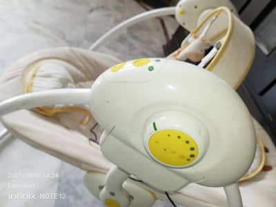 tinnies baby swing in good condition