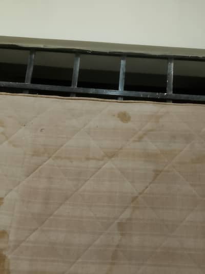 gadha bahut achcha hai bilkul saaf Tarah bus ki nishan Pani Kiya hai