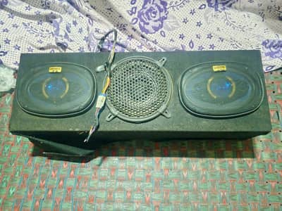 tow speaker and 1 bofer