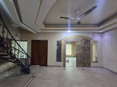 8 Marla 4 beds double story house near doctor hospial Neat and clean for detail cal plz