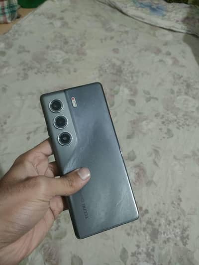 Tecno camon 40 pro 10/9.5