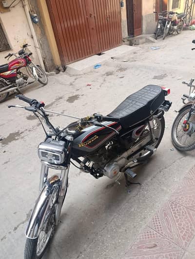 Honda 125 model 2023 ha all okay ha  dubal samna ka sat ha