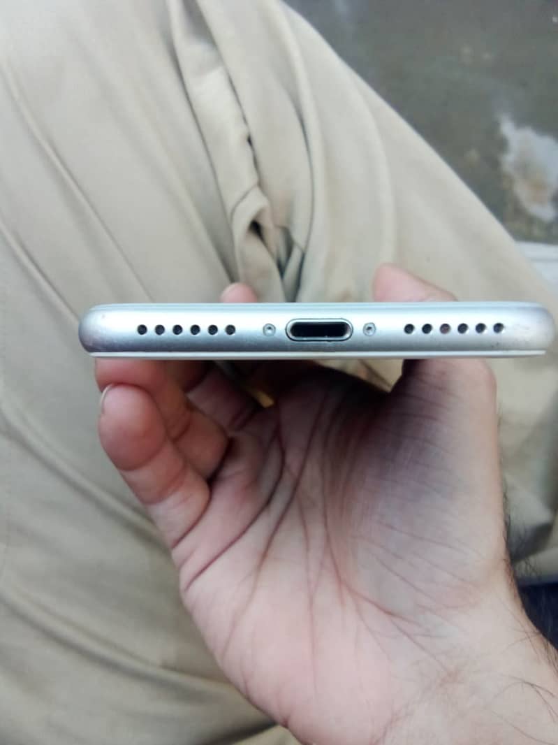 Apple iPhone 8 4