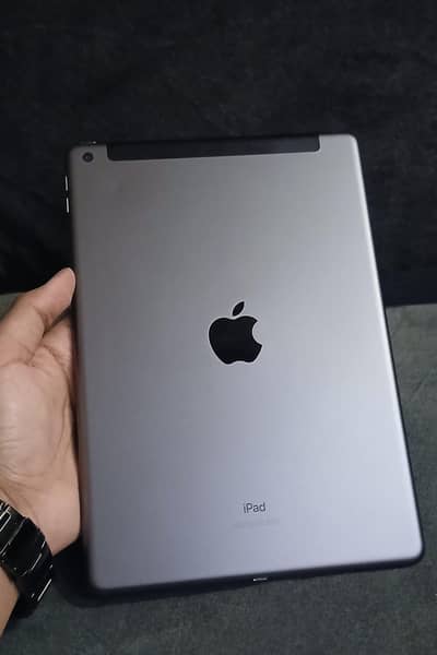 IPAD 8TH GEN-32GB-100% Battery Health-9/10 condition