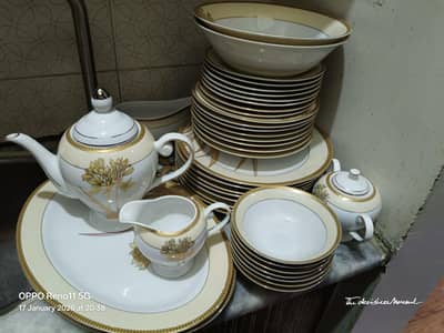 Auratic brand  42 PC dinner set