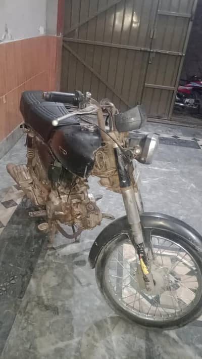 road price 2014  model  frant tyr or chakaa new watsap no 03136263873