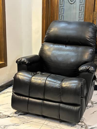 Comfortable Recliner Sofa – Excellent Condition